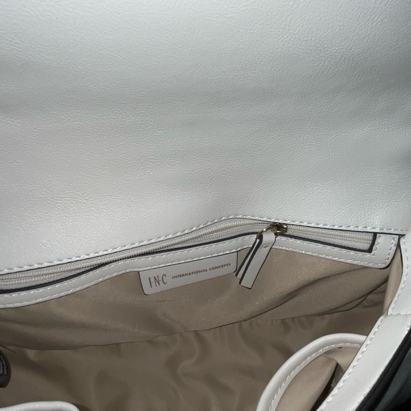 Chic White and Tan Woven Shoulder Bag - Picture 4 of 5